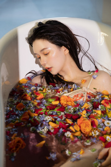 双腿挂他肩上撞击轻哼